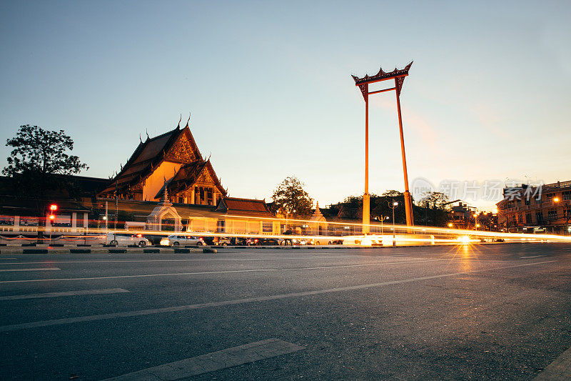 曼谷城市景观交通和Wat Suthat Temple